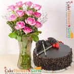send half kg strawberry cake with glass vase of 12 pink roses delivery