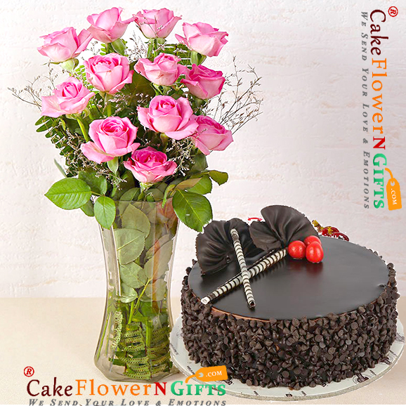send half kg strawberry cake with glass vase of 12 pink roses delivery