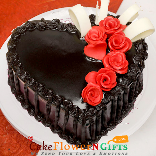 send half kg eggless love chocolate heart shape cake delivery