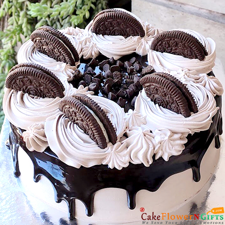send half kg eggless oreo choco chips cake delivery