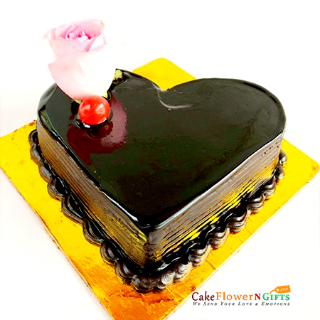 send half kg eggless chocolate heart cake with pink rose delivery