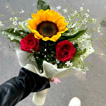 2-red-roses-and-sunflower-bouquet