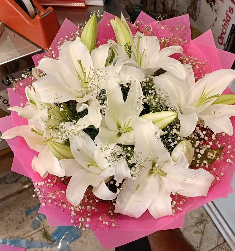 8 Lilies Bouquet