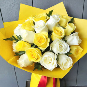 18 yellow white roses bouquet